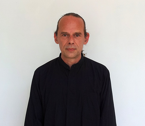 Foto von Aremi Legard vor einer Studiowand